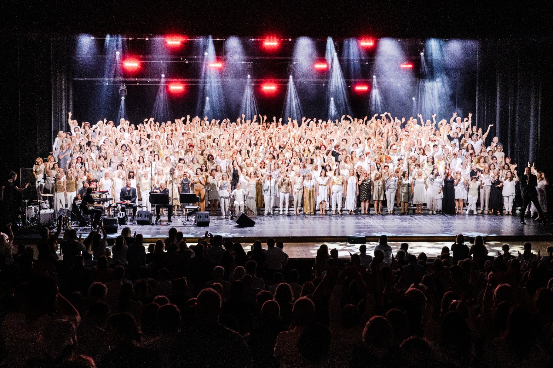 Pop Zbor koncert — pevci na odru pred polno dvorano